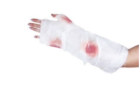 Obvaz poraněná ruka s krví 