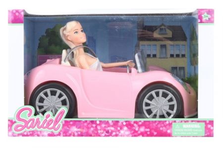 Panenka v růžovém autíčku
