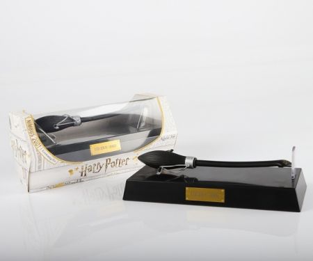 Pero levitující Harry Potter koště Nimbus 2001