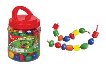 Navlékání dřevěných korálků