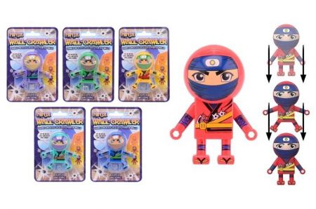 Figurka Ninja lezoucí po skle