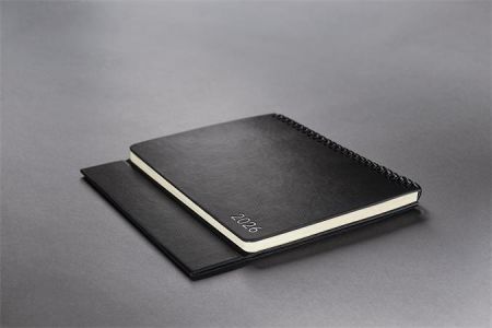 Kalendář "Conceptum", černá, měsíční, stolní, volně stojící, 213 x 220 x 18 mm, 2026, SIGE