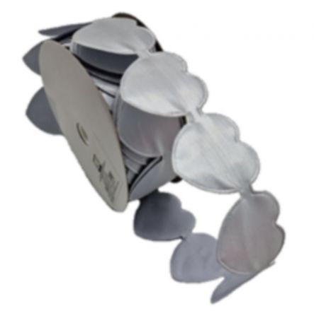 Dekorační stuha – stříbrná srdíčka  4 cm