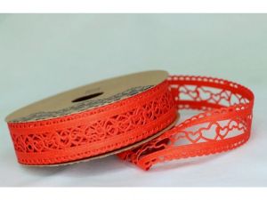 Ražená dekorační stuha – červená se srdíčky, 2,5 cm