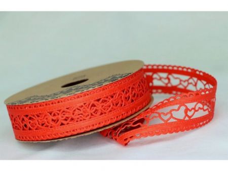 Ražená dekorační stuha – červená se srdíčky, 2,5 cm
