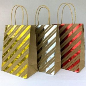 Dárková taška 21×27×11 cm – Metalické pruhy