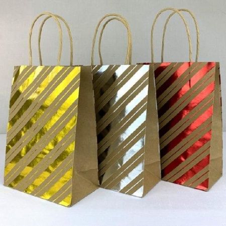 Dárková taška 21×27×11 cm – Metalické pruhy