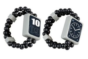 Hodinky náramkové dřevěné oboustranné černé na kartě