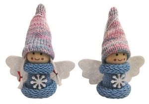 Anděl s duhovou čepicí v modrém svetříku na zavěšení 8,5 cm