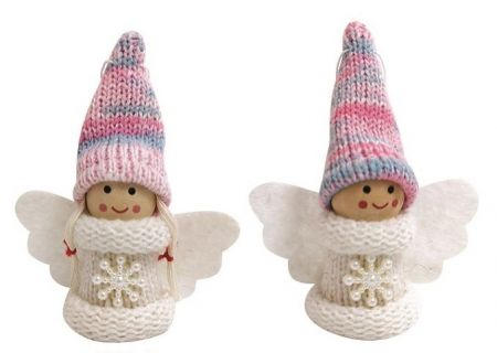 Anděl s duhovou čepicí v bílém svetříku na zavěšení 8,5 cm