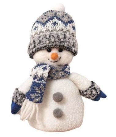 Sněhulák v šedé čepici a s šálou na postavení 19 cm
