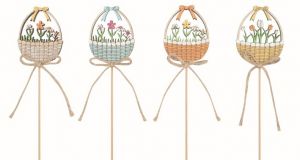 Košík květin dřevěný 4,5 x 5,5 x 0,5 cm + špejle