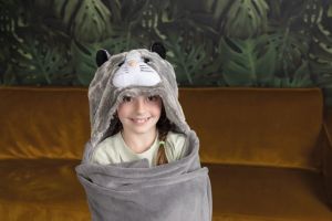 Cozy Noxxiez BL825 Kočka - hřejivá deka s kapucí se zvířátkem a tlapkovými kapsami