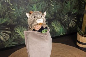 Cozy Noxxiez BL831 Kozel - hřejivá deka s kapucí se zvířátkem a tlapkovými kapsami