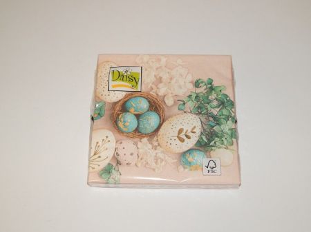 Ubrousky Daisy L White and blue eggs with hydrangea