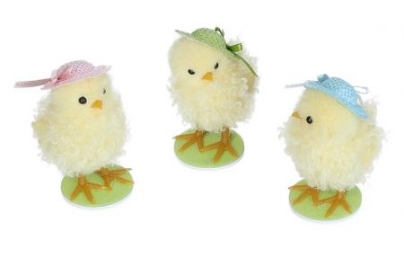 Velikonoční kuřátko s kloboučkem – jarní dekorace na podstavci 8cm