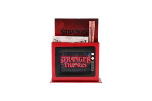Psací set Stranger Things - stojánek, blok 2ks, tužka 2ks v papírovém pouzdru 15x18,5x6cm