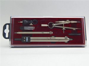 II. jakost (vylomený pant na krabičce) KOH-I-NOOR Souprava kružítek 6902