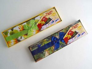 Krabička dárková 1379 skládací s mašlí na láhev celoroční 34x9,5x9,5cm