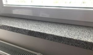 Okenní parapet ze žuly - SVĚTLE ŠEDÝ 1200x250 hranatý