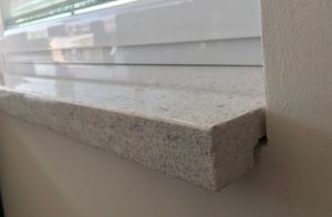 Okenní parapet ze žuly - BÍLÝ PERLEŤOVÝ 1800x250 hranatý
