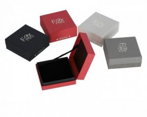 Dárková krabička na šperky 9×9 cm – luxusní box na prsten, náušnice (černá/červená/bílá)