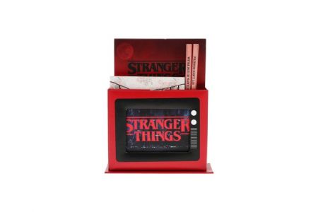 Psací set Stranger Things - stojánek, blok 2ks, tužka 2ks v papírovém pouzdru 15x18,5x6cm